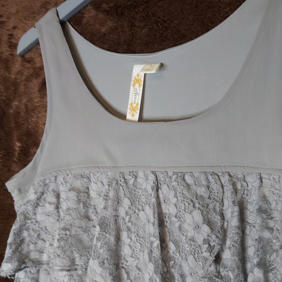 Little lace gray top.. sleeveless and perfect fit for jeans day - Picture 4 of 11